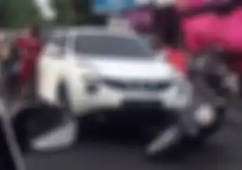 Video Mobil VS Motor Pengendaranya Sama-sama Wanita, Siapa Yang Salah?