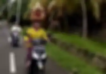 Anjaay Power Of Emak-emak Ini Tunjukkan Skill Dewanya Saat Naik Motor