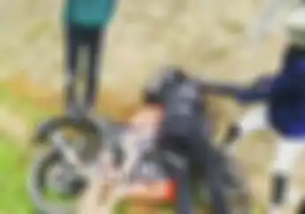 Ngeri, Pengendara Motor Suzuki GSX-S150 Oleng dan Tabrak Tebing, Enggak Sadarkan Diri