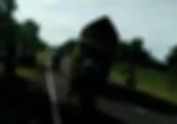 Tragis! Detik-detik 'Truk Oleng' Hantam Keras Motor di Yogyakarta, Pemotor Kritis