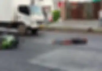 Tragis! Honda Vario Coba Nyalip Truk, Pemotor Jatuh Dan Terlindas