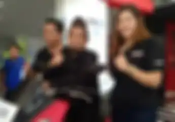 Gaya-gaya Kocak Ustaz Maulana di Atas Yamaha Lexi, Bikin Pengunjung Melongo