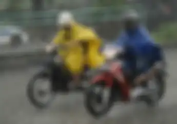 Naik Motor saat Hujan Jangan Pakai Jas Hujan Ponco, Ini Alasannya