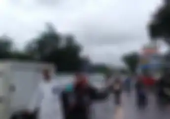 Polisi Bertindak Cepat Langsung Alihkan Arus Lalu Lintas Hidari Banjir