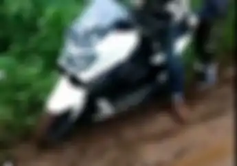 Parah! Motor Yamaha NMAX Disiksa Vokalis Band di Jalur Ekstrim, Hampir Nyungsep