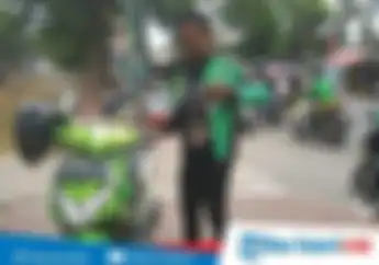 Nekat! Driver Ojek Online Nyebur Ke Sungai Padahal Nggak Bisa Berenang