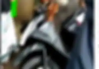 Nekat Terobos Pelintasan Kereta, Motor Matik Ketabrak Dan Terseret