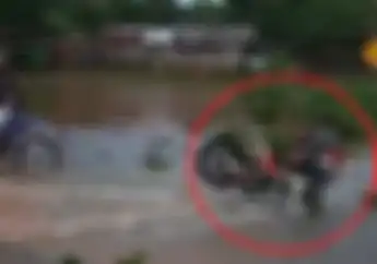 Mau Ketawa Takut Dosa, Motor Kawasaki KLX Raib Ditelan Air Saat Menerobos Banjir