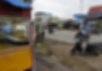Bak sinetron, Begal Tarik Tarikan Tas Isi Uang Dan Laptop Sama Ibu Ibu