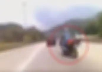 Mengerikan! Video Motor Kecelakaan Parah Akibat Kebut-kebutan di Jalan Tol