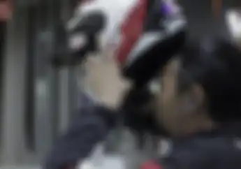 Melanggar Lalu Lintas Gak Sih Riding Sambil Dengerin Musik? Begini Penjelasan Ahli dan Polisi