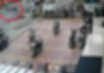 Ngeri! Video Tukang Parkir Ditabrak Motor Sampai Mental, Langsung Luka Parah