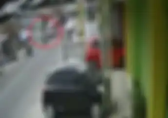 Sadis! Adu Banteng Antara Pemotor dan Mobil Elf Terjadi  di Garut