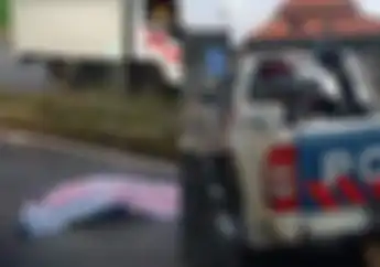 Hati-hati Pemotor yang Mau Menyalip Truk, Oleng Sedikit Bisa Kelindes