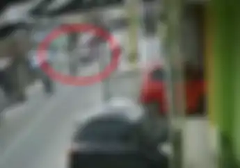 Serem! Video Detik-detik Pemotor Terpental Ditabrak Mobil, Netizen Kecam Kelakuan Sopir