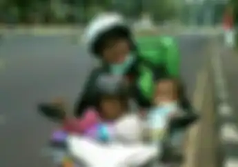 Menyayat Hati, Demi Mengais Rupiah Ibu Ini Ajak Dua Anaknya Narik Ojek Online