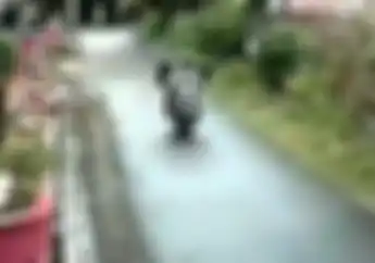 Video Maling Nekat Beraksi di Rangkas, Motor Honda Scoopy Dipakai Angkut Televisi