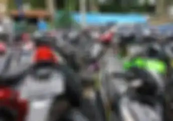 Sayang Banget, Kawasaki Ninja dan Puluhan Motor Bertumpuk Rusak Parah, Gak Ada yang Berani Nawar