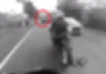 Video Mobil Mendadak Nyalip, Motor Suzuki GSX-R150 dan Yamaha R25 Langsung Tersungkur