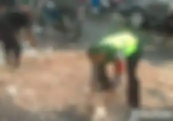Salut Pak Polisi, Pantang Gengsi Turun Tangan Tutup Jalan Berlubang
