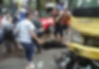 Anak Kecil Bernyali Besar, Naik Motor Honda Scoopy Berani Lawan Truk
