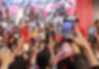 Siswi Pelajar SMA 1 Tasikmalaya Setia Menunggu Demi Tandatangan Marc Marquez