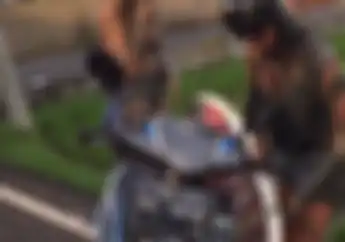 Kasian Dua Bule Cewek Setengah Telanjang Naik Motor Masuk Lumpur