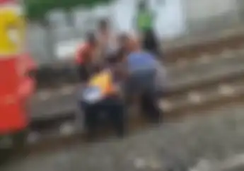 Ngeri! Nekat Melintasi Rel Kereta Api, Honda BeAT Hancur Tersangkut di Rel, Pemotor Tutup Usia