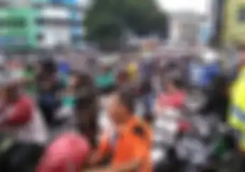 Jalan Diblokir, Ribuan Pemotor Bunyikan Klakson Ramai-ramai, Polisi dan TNI Cuek