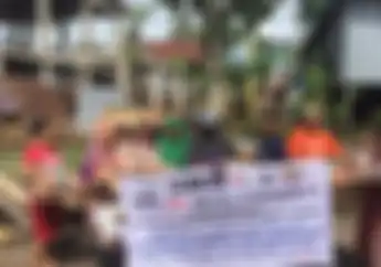 Warga Tersenyum, Gabungan Komunitas Motor Serbu Korban Banjir di Jeneponto