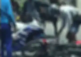 Brutal! Dua Pengendara Motor Adu Jotos Karena Terlibat Kecelakaan