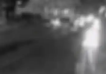 Pejaten Mencekam! Video Gengster Bawa Pedang Serang Pedagang Pecel Lele, 3 Orang Kocar-kacir