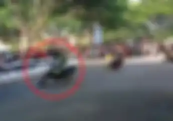 Ngilu! Video Kecelakaan Parah Saat Balap Kelas Bebek 2-Tak, Pembalap Berjatuhan