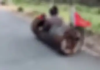 Aneh Bin Ajaib! Video Ada Drum Jalan Di Aspal, Motor Modif Bukan Sih!