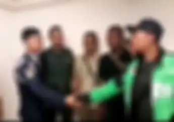 Disaksikan TNI dan Polisi, Bentrok Pengojek Online dan Satpam di Kota Kasablanka Berakhir Salaman