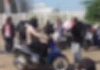 Video Polisi Pamer Keahlian Naik Motor Yamaha Nouvo Z,  Pecahin Balon dengan Mata Tertutup