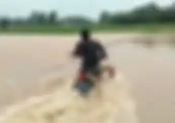 Songong! Video Honda Supra X Terobos Banjir Terus Oleng Dan Kecebur