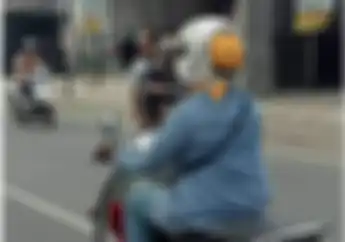 Ngakak Gak Abis-Abis, Lady Biker Naik Honda Scoopy, Helmnya Itu Lo!