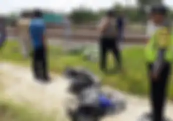 Kejadian Lagi, Pemotor Tewas  Disambar Kereta Api, Motor Matic Hancur Berantakan
