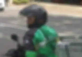 Tega Banget, Driver Ojek Online Dapat Order, Bawa Motor Sampai Begini