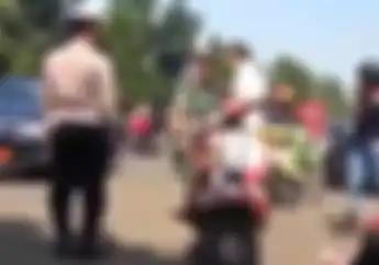 Sadis! Pengendara Mobil Nampol Skuteris di Depan Polisi dan TNI