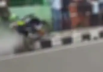 Video Detik-detik Penonton Nyaris Kehilangan Nyawa Tersambar Motor, Pembalap Terpental