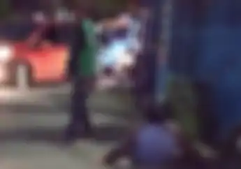 Diduga Menghalangi Jalan, Pemotor Terlibat Duel dengan Driver Ojol, Sekali Pukul Terjungkal
