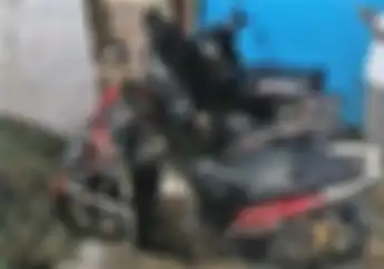 Warga Panik! Longsor Landa Jakarta Selatan,  Empat Motor Hancur Tertimbun Tanah