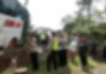 Ngeri! Ditabrak Bus, Dua Motor Jadi Korban, Kondisi Hancur Berantakan
