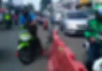 Jangan Coba-coba Lawan Arus Di Depok, Nanti Bisa Kayak Pemotor Ini