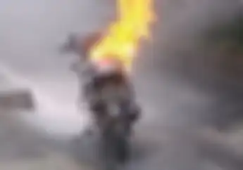 Ngerih! Motor Terbakar Lagi di Jalan, Kali Ini Jenis Motor Sport
