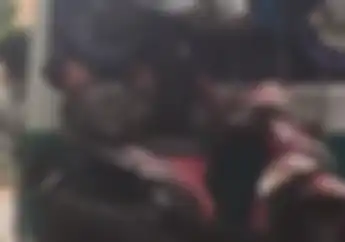 Gak Ada Takutnya, Video Pria Tiduran di Atas Motor yang Diangkut Bus