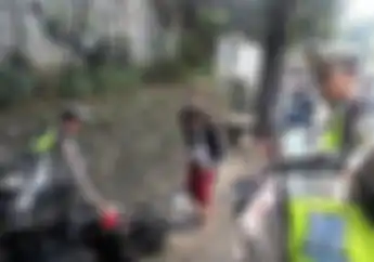 Saking Paniknya, Pemotor Distop Polisi, Coba Kabur Malah Nyebur Got