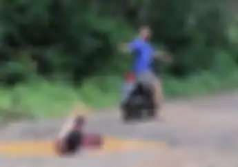 Duh! Wanita Jatuh Dari Motor di Jalan Rusak, Gubernur Beri Tanggapan